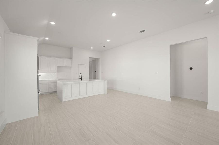 Spacious, unfurnished interior of a new home in Llano Springs, Fort Worth (Image 25). Spacious, unfurnished interior of a new home in Llano Springs, Fort Worth (Image 25).