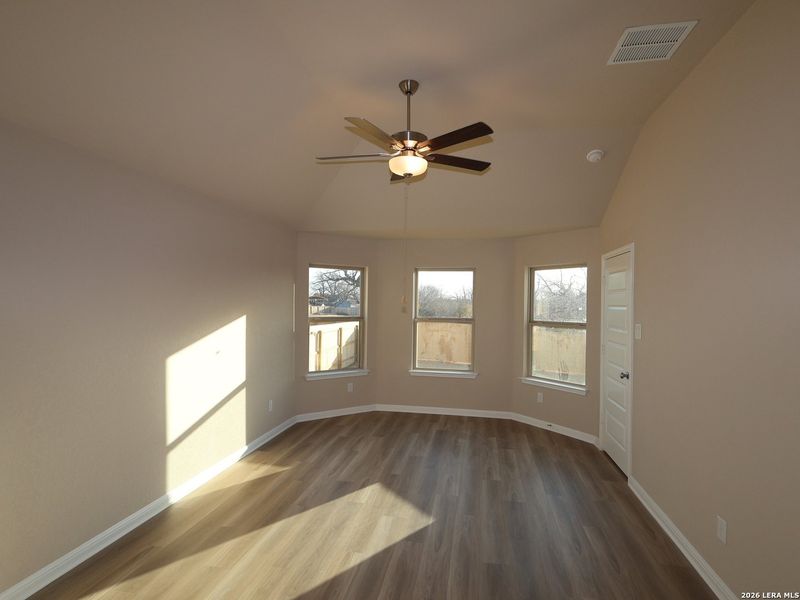 Spacious, unfurnished interior of a new home in Greenspoint Heights, Seguin (Image 24).