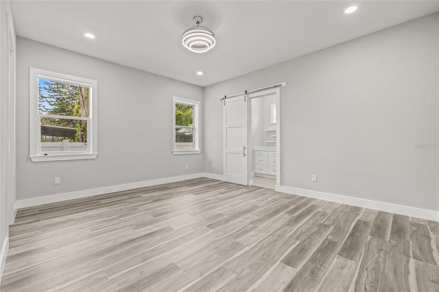 Spacious, unfurnished interior of a new home in , Tampa (Image 19).