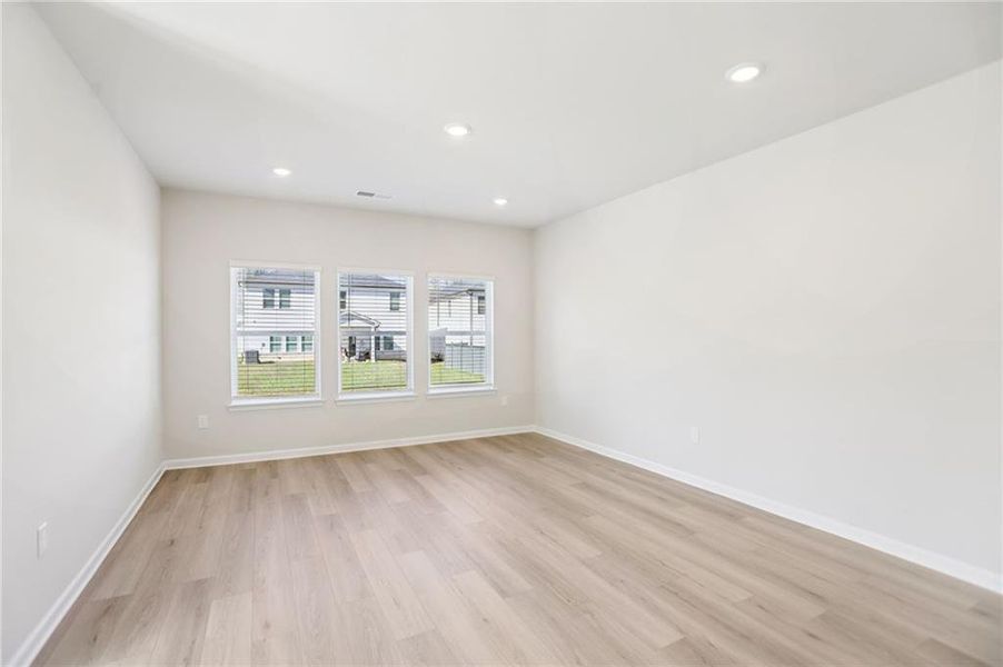 Spacious, unfurnished interior of a new home in Westmont Preserve, Powder Springs (Image 19).