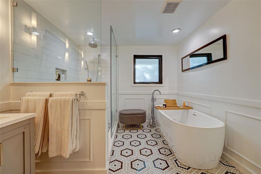 Tasteful space to pamper & relax in this primary bath. 94 San Saba St Austin TX 78702 MLS# 7207900