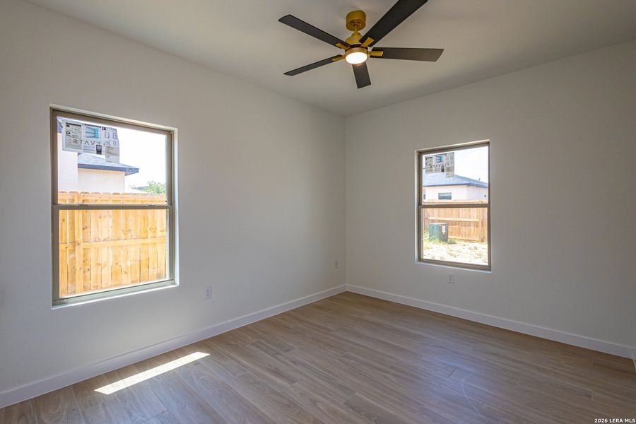 Spacious, unfurnished interior of a new home in , Laredo (Image 21).