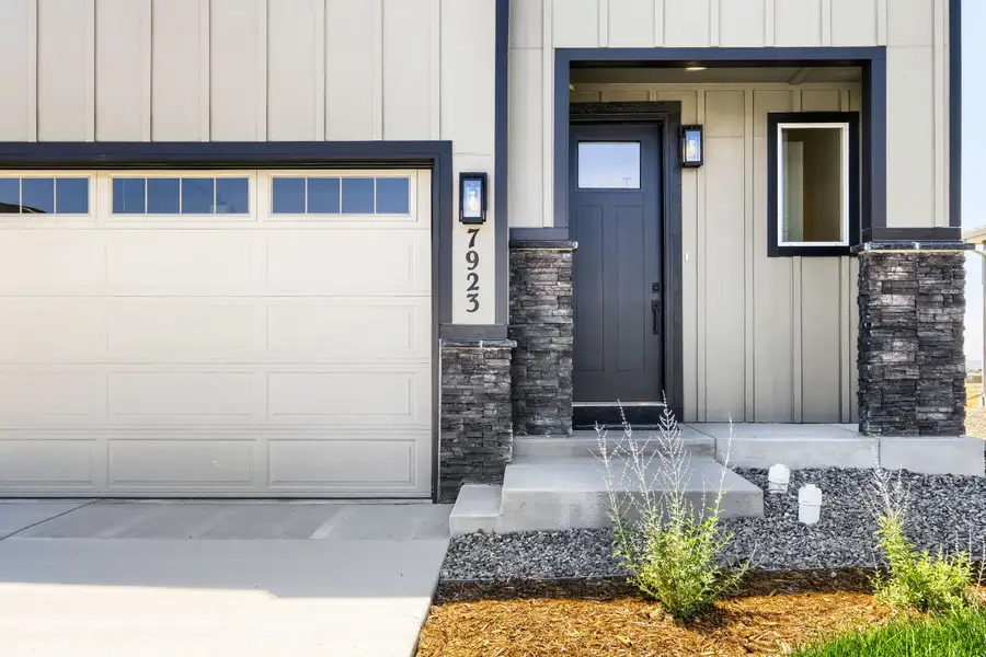 7923 Polson - Front Entryway