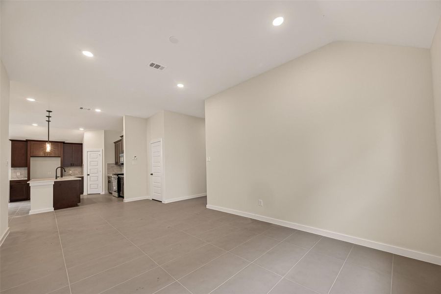Spacious, unfurnished interior of a new home in Foxtail Palms, Manvel (Image 22). Spacious, unfurnished interior of a new home in Foxtail Palms, Manvel (Image 22).