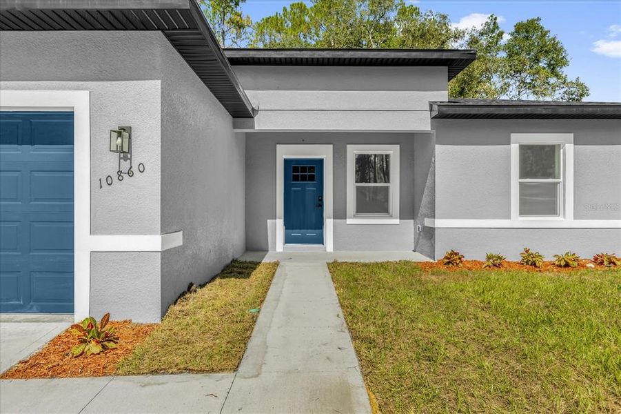 Exterior details and patio area of a home in , Citrus Springs (Image 3).