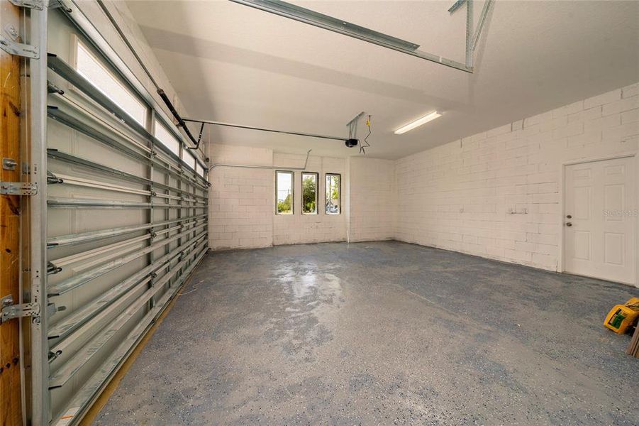 Spacious, unfurnished interior of a new home in , Orlando (Image 27).