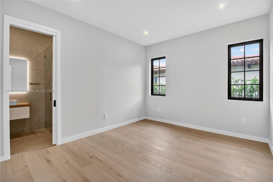 Spacious, unfurnished interior of a new home in , Coral Gables (Image 34).