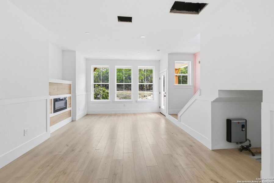 Spacious, unfurnished interior of a new home in , Bandera (Image 13).