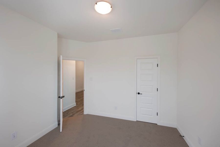 Spacious, unfurnished interior of a new home in Las Lomas, Forney (Image 17).