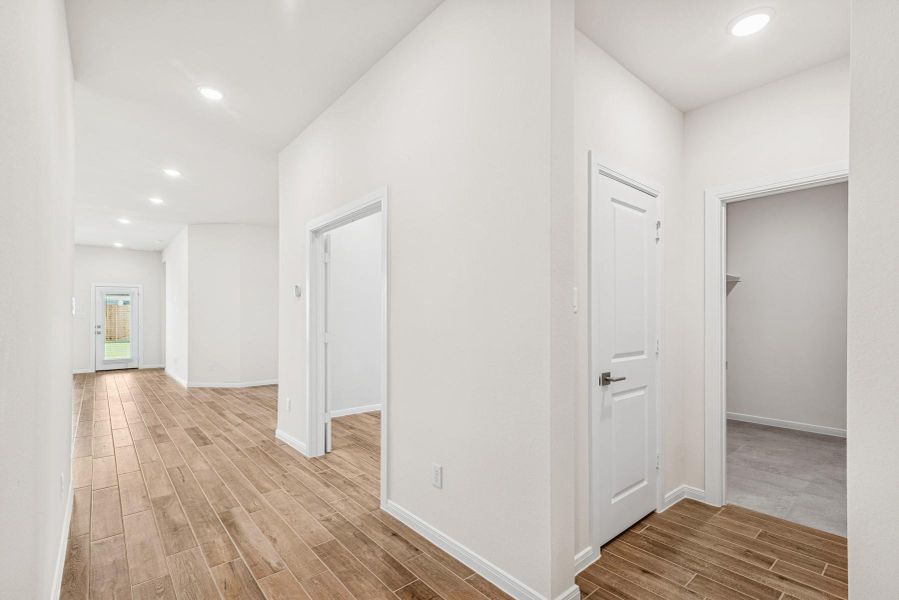 Spacious, unfurnished interior of a new home in Jordan Ranch 45' Homesites, Fulshear (Image 11). Spacious, unfurnished interior of a new home in Jordan Ranch 45' Homesites, Fulshear (Image 11).