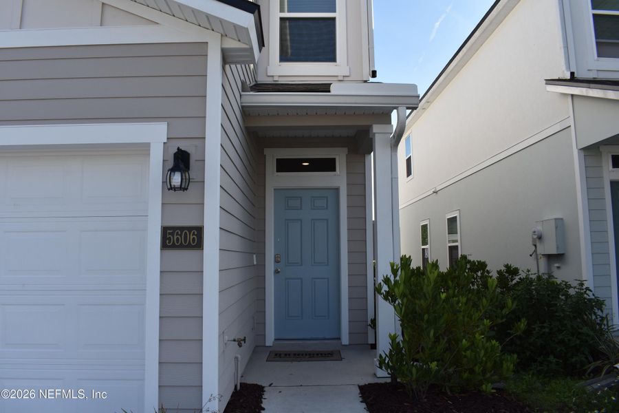 Exterior details and patio area of a home in Irongate Villas, Jacksonville (Image 2).
