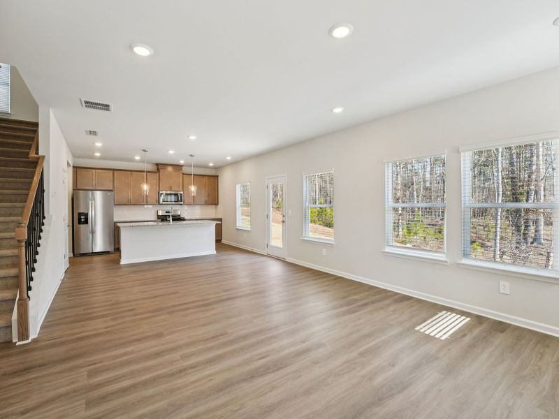 Spacious, unfurnished interior of a new home in Ivey Township, Dallas (Image 14).
