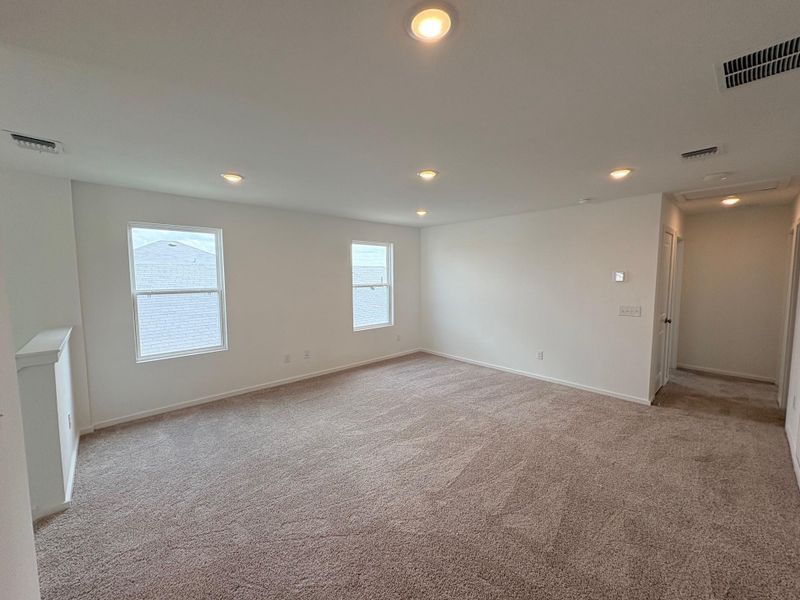 Spacious, unfurnished interior of a new home in Stokesbury, Waller (Image 9).