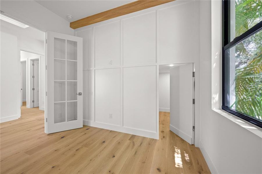 Spacious, unfurnished interior of a new home in , Sarasota (Image 31).