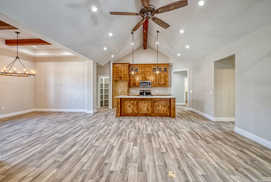 Spacious, unfurnished interior of a new home in , Uvalde (Image 26).