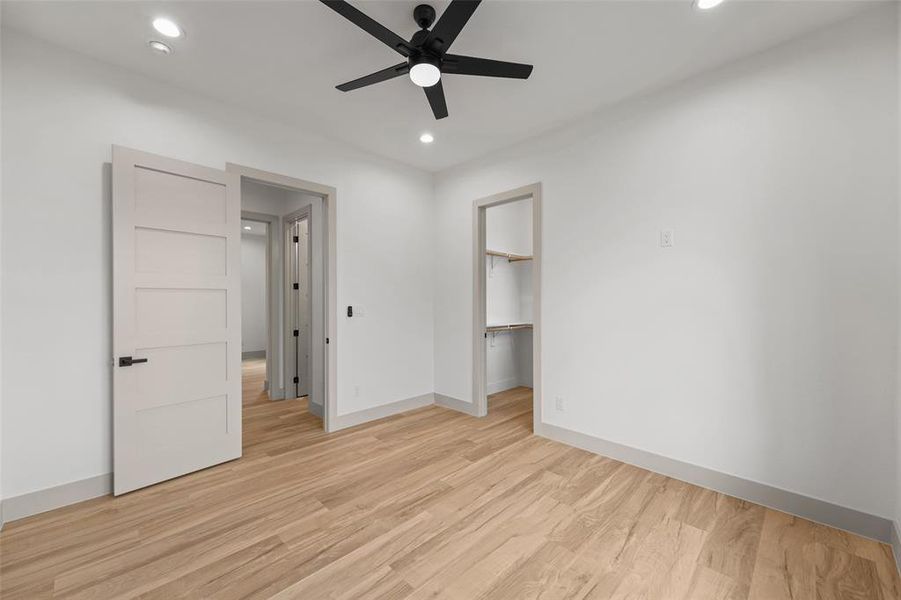 Spacious, unfurnished interior of a new home in , Malakoff (Image 21).