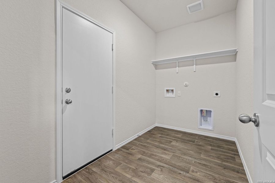 Spacious, unfurnished interior of a new home in Stonehill, San Antonio (Image 22).