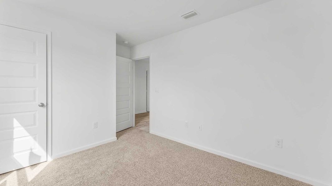 Spacious, unfurnished interior of a new home in Sunny Hills, Chipley (Image 21).