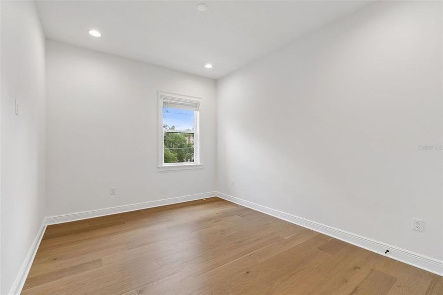 Spacious, unfurnished interior of a new home in , Tampa (Image 52).