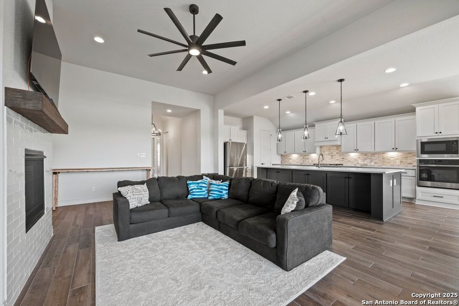 Furnished interior view inside a new home in La Cima 60', San Marcos (Image 28).