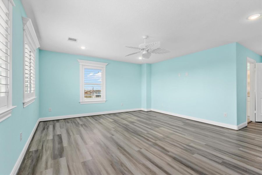 Spacious, unfurnished interior of a new home in , Galveston (Image 14).