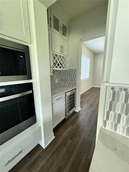 Furnished interior view inside a new home in , Orlando (Image 5).
