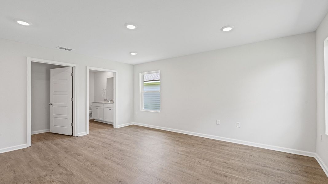 Spacious, unfurnished interior of a new home in Lake Mary Forest, Tallahassee (Image 14).