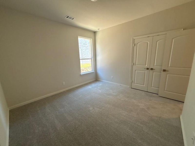 Spacious, unfurnished interior of a new home in Waterford Park, Weatherford (Image 9).
