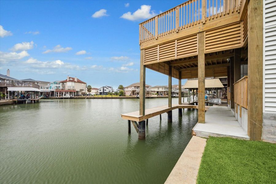 Exterior details and patio area of a home in , Tiki Island (Image 22).