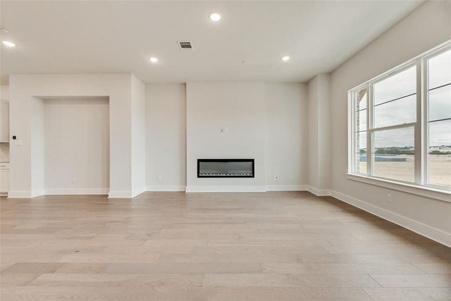 Spacious, unfurnished interior of a new home in Collin Creek, Plano (Image 23). Spacious, unfurnished interior of a new home in Collin Creek, Plano (Image 23).