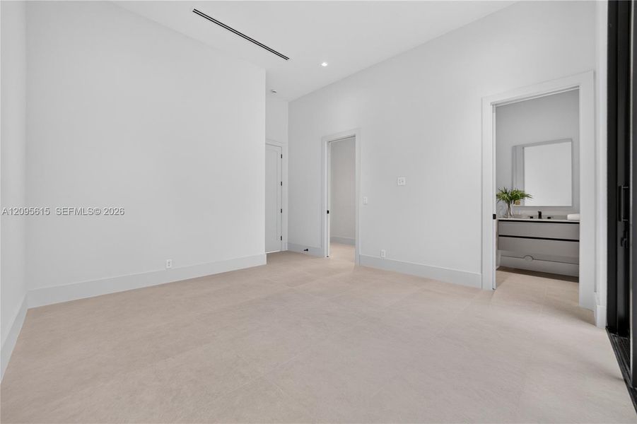 Spacious, unfurnished interior of a new home in , Miami (Image 51).