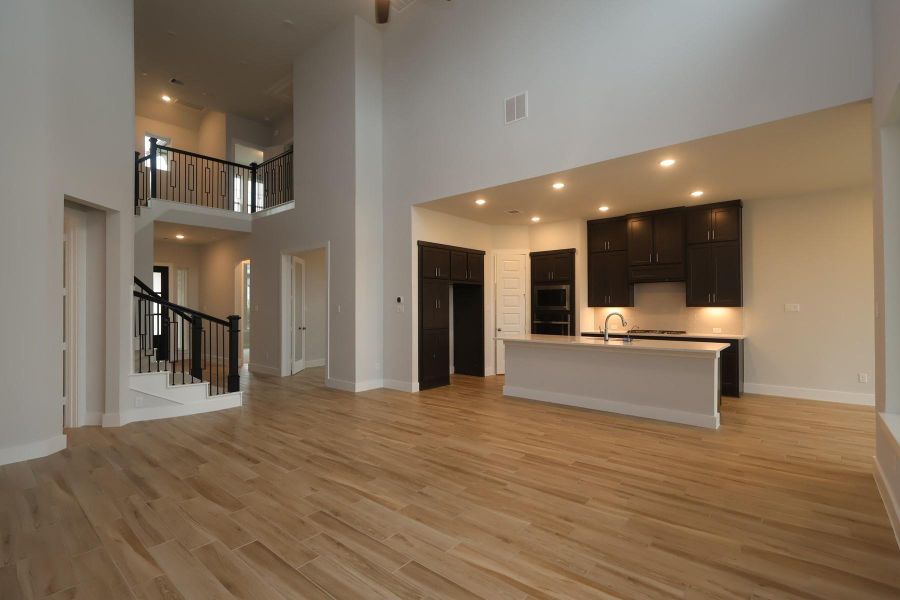 Spacious, unfurnished interior of a new home in Oakhill Reserve, Tomball (Image 8).
