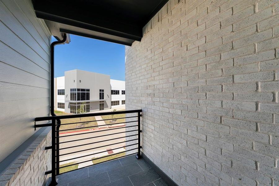 25. 2521 Huxley - Balcony