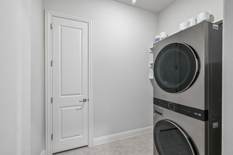 Furnished interior view inside a new home in Ridge Crossing, Waxahachie (Image 15).