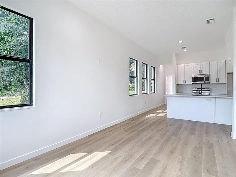 Spacious, unfurnished interior of a new home in , Tampa (Image 20).