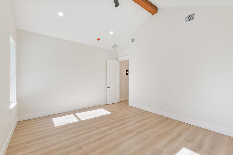 Spacious, unfurnished interior of a new home in , Dayton (Image 19).
