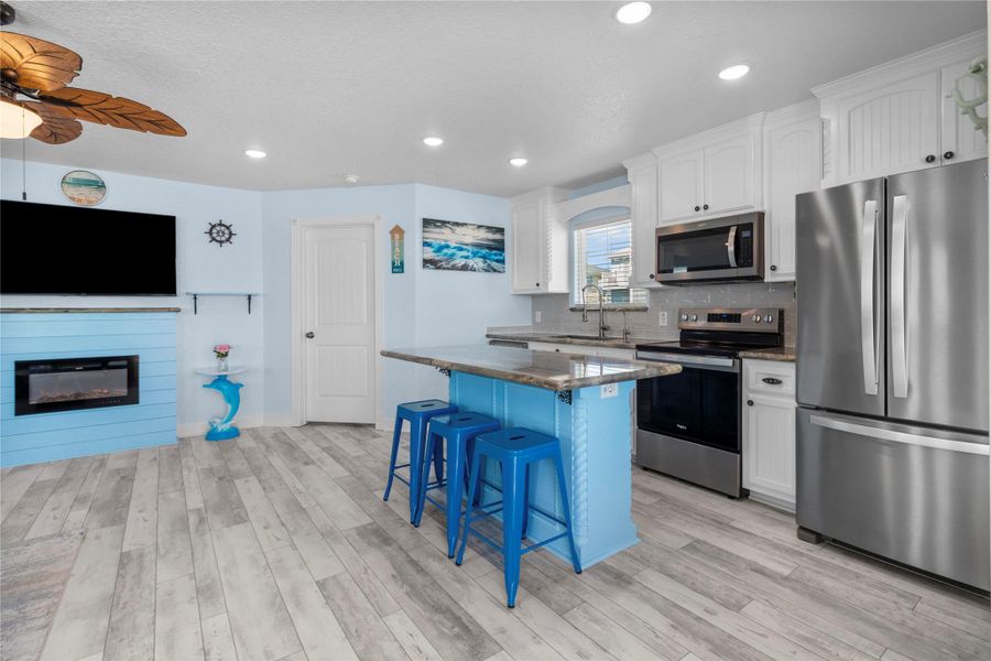 Matching Whirlpool appliances. Oven includes Air Fryer cooking!