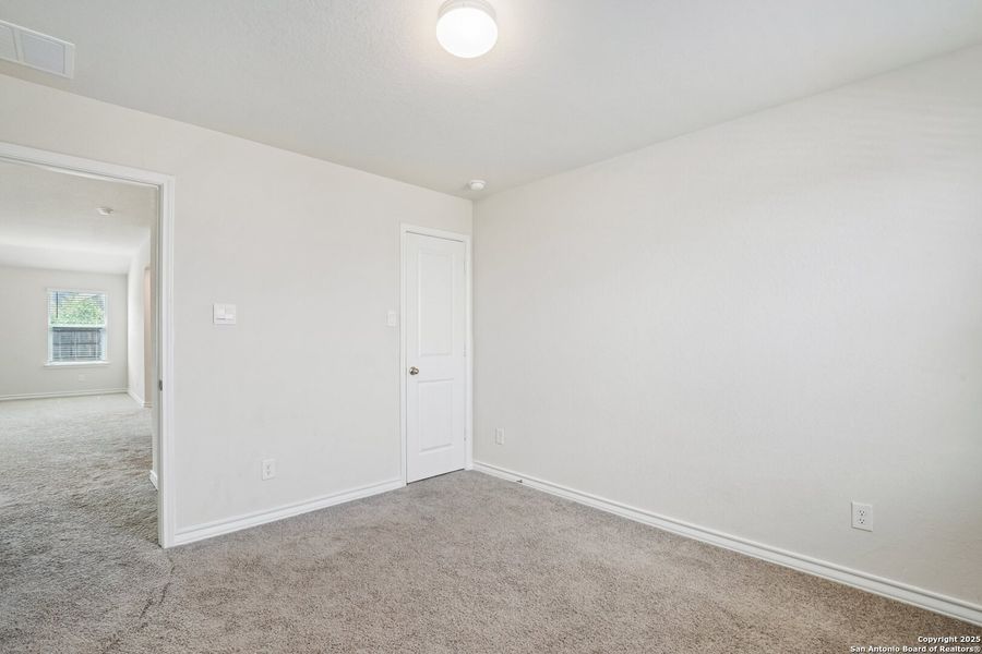 Spacious, unfurnished interior of a new home in Laurel Vistas, San Antonio (Image 26).