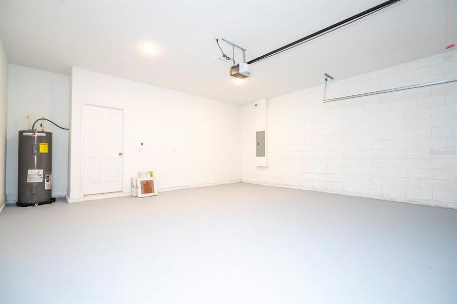 Spacious, unfurnished interior of a new home in , Ocala (Image 49).