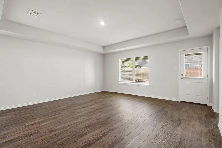Spacious, unfurnished interior of a new home in Sycamore Landing, Fort Worth (Image 10).