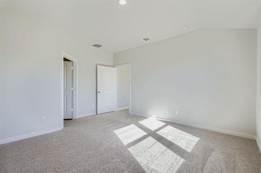 Spacious, unfurnished interior of a new home in Middlefield Village, Dallas (Image 16).