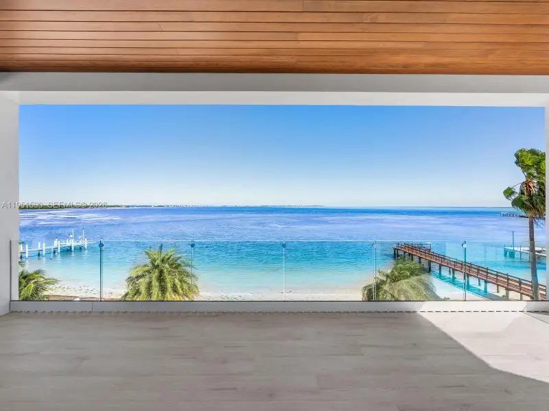 Exterior details and patio area of a home in , Marathon (Image 3).