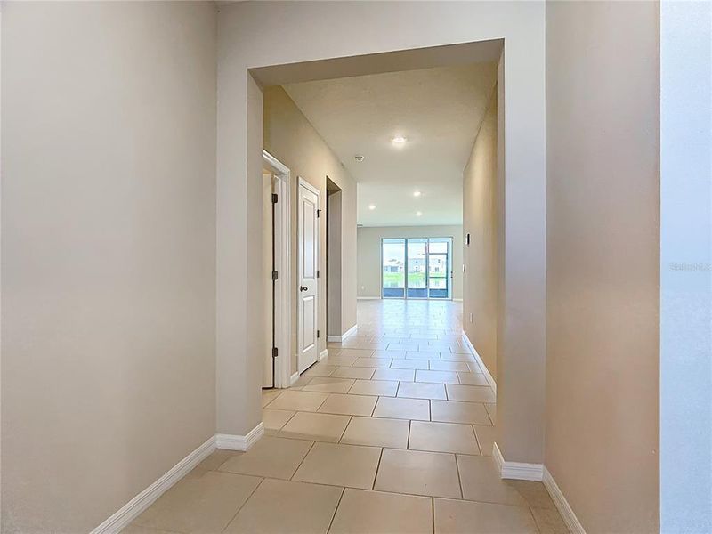 Spacious, unfurnished interior of a new home in Farm at Varrea Villas, Plant City (Image 35). Spacious, unfurnished interior of a new home in Farm at Varrea Villas, Plant City (Image 35).