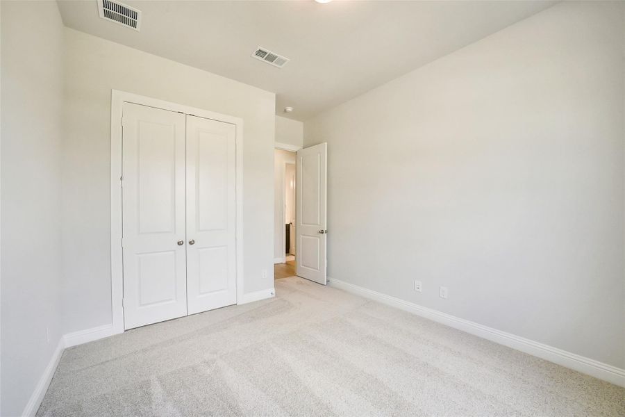 Spacious, unfurnished interior of a new home in Sienna 65', Missouri City (Image 39).