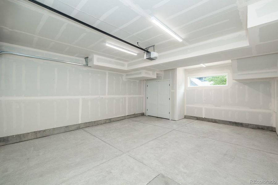 Spacious, unfurnished interior of a new home in , Winter Park (Image 18).