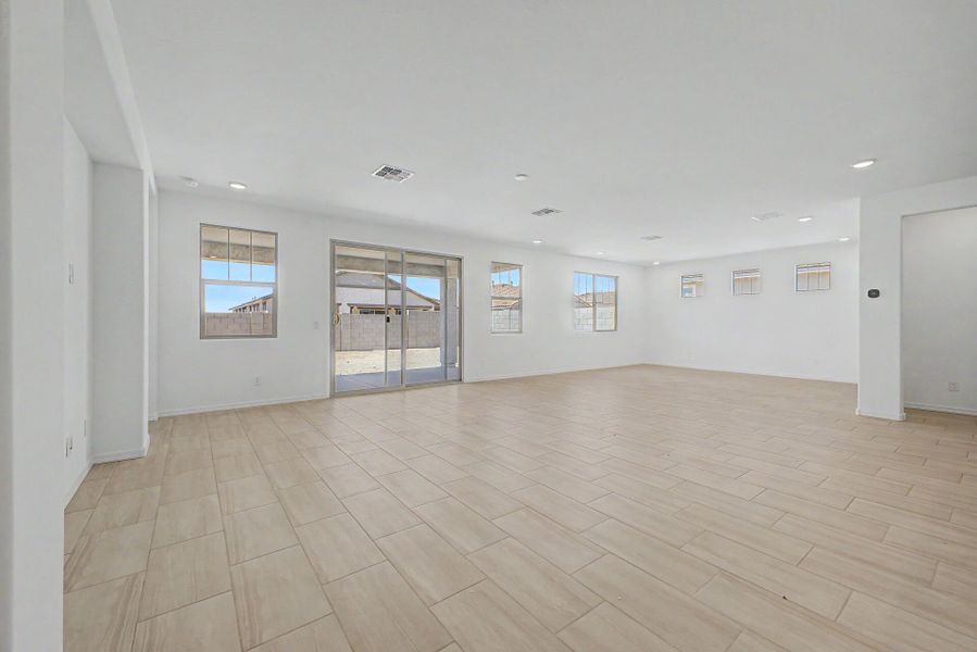 Spacious, unfurnished interior of a new home in Las Ventanas, Goodyear (Image 9).