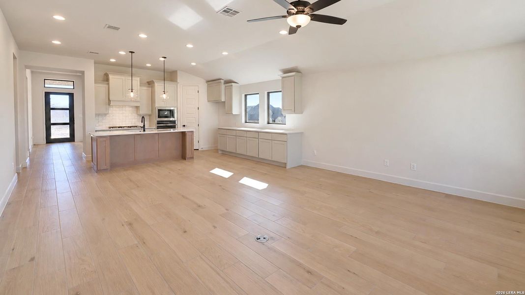 Spacious, unfurnished interior of a new home in Mayfair, New Braunfels (Image 21).