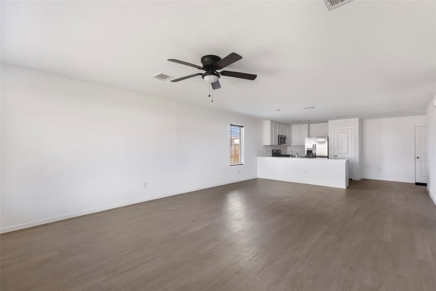 Spacious, unfurnished interior of a new home in Tavola, New Caney (Image 15).