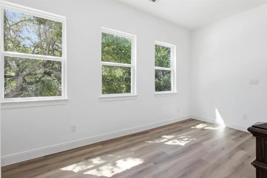Spacious, unfurnished interior of a new home in , Baytown (Image 7).