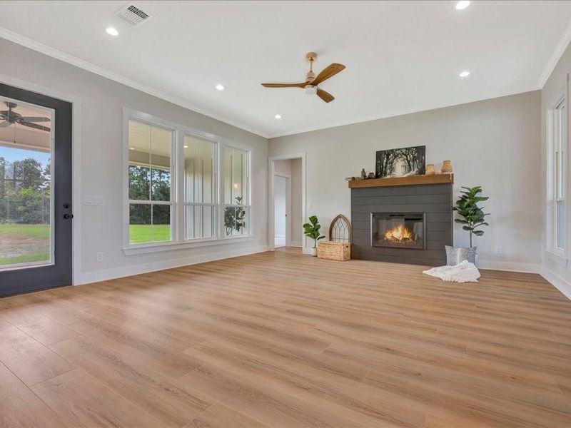 Spacious, unfurnished interior of a new home in , Lufkin (Image 18).